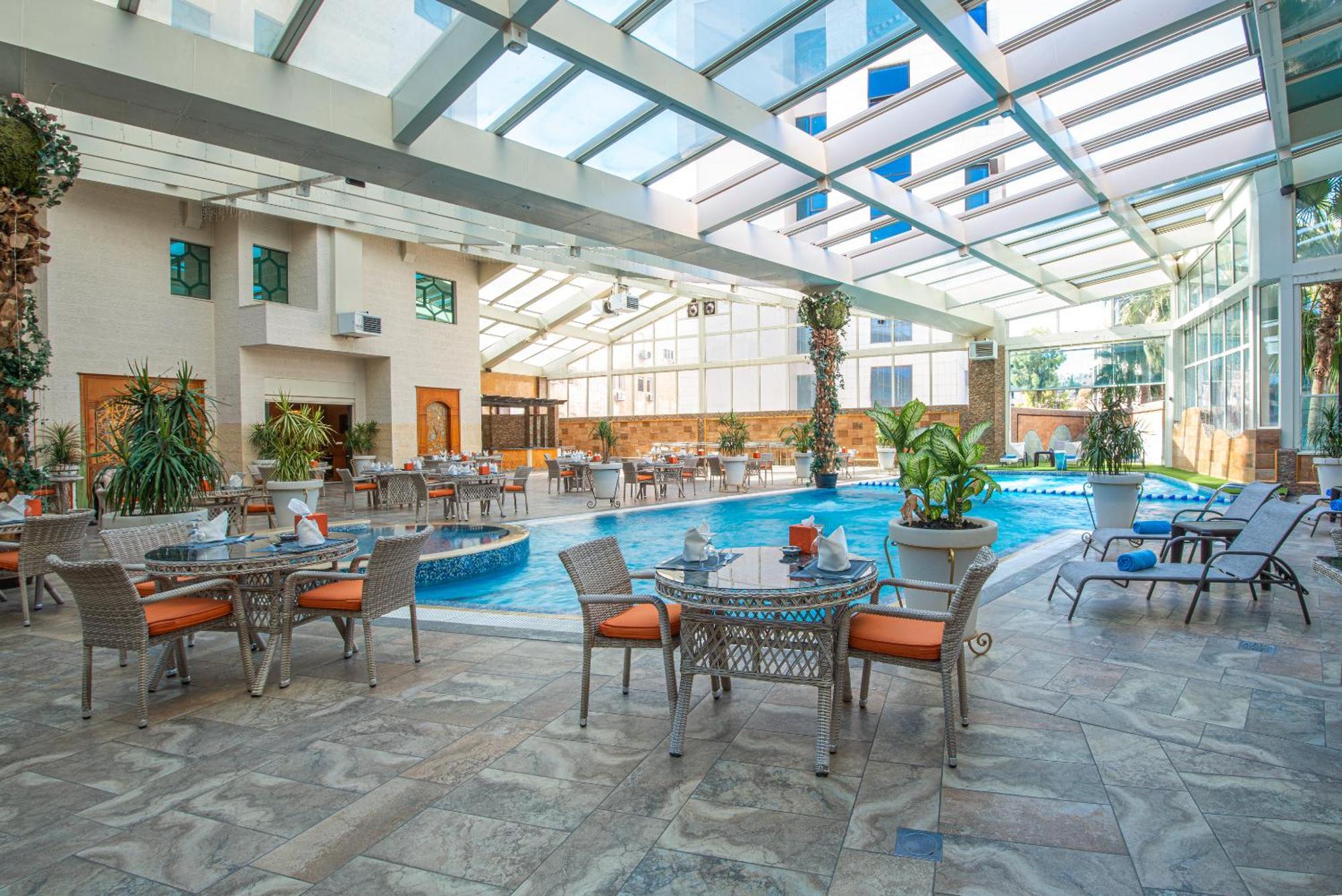Bristol Hotel Amman Eksteriør bilde The pool at the hotel